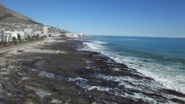 Cielos Azules Claros Olas Onduladas Frente Costa Sea Point Ciudad — Vídeo de stock