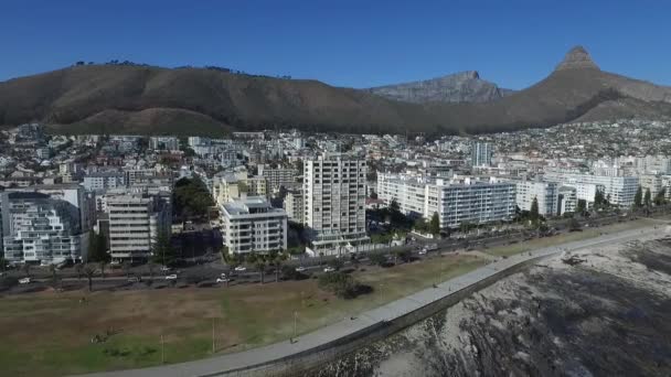 Aerial Urban City Scape Mit Tafelberg Und Löwenkopf Hintergrund Sea — Stockvideo