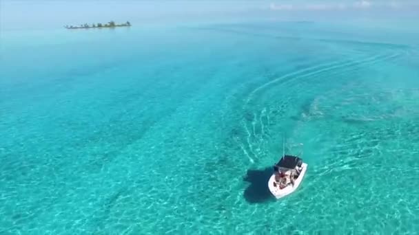 Tiro Dinâmico Barco Levitando Água Cristalina Turquesa Das Bahamas — Vídeo de Stock