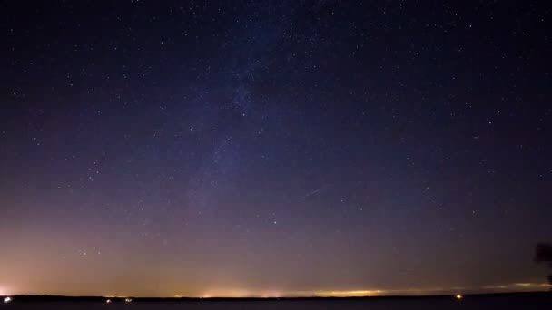 Oscuro Timelapse Por Noche Con Milkyway Viajando Sobre Lago Tranquilo — Vídeo de stock