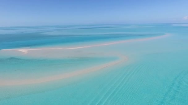 令人难以置信的Bahamiann沙岸 动态相机移动与一只孤独 漂浮的船 — 图库视频影像