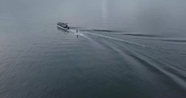 Hombre Esquí Acuático Detrás Barco Lago Tranquilo — Vídeos de Stock