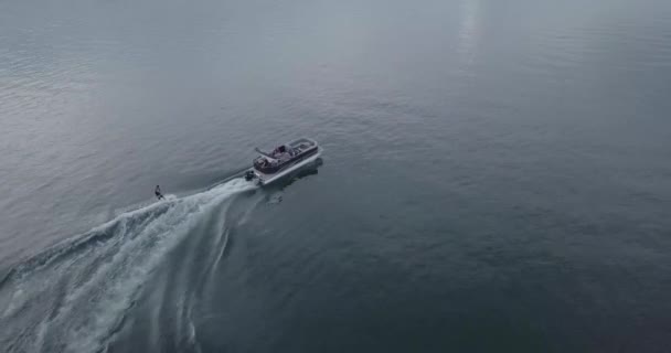 Homem Esqui Aquático Atrás Barco Lago Calmo — Vídeo de Stock