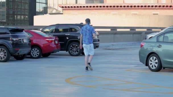 Fotograf Stylovém Letním Oblečení Modrou Barvou Chodí Garáži Hledá Auto — Stock video