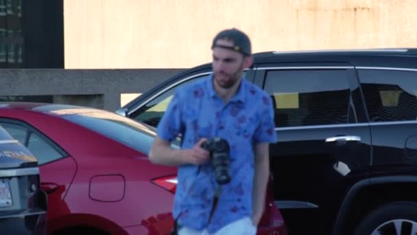 Een Fotograaf Stijlvolle Zomerkleding Met Een Blauw Kleurenschema Loopt Rond — Stockvideo