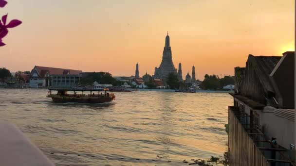 Kilátás Wat Arun Templom Másik Oldalon Cha Phraya Folyó Naplementekor — Stock videók