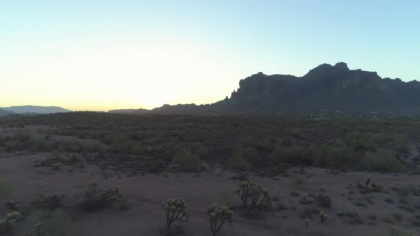 Antenne Van Klassieke Arizona Sonoran Woestijn Met Bijgeloof Bergen — Stockvideo