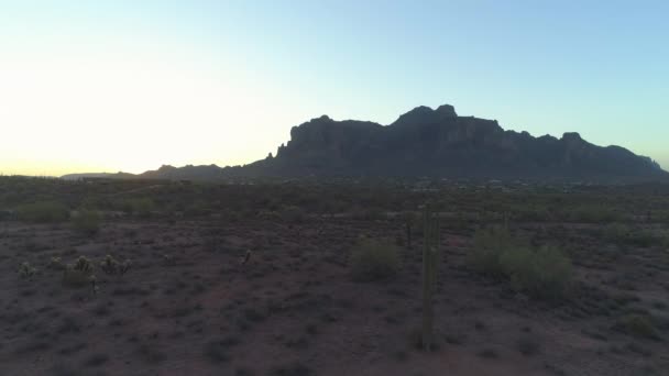 Aerial Dolly Right Iconic Arizona Sonoran Desert Superstition Mountains — Videoclip de stoc