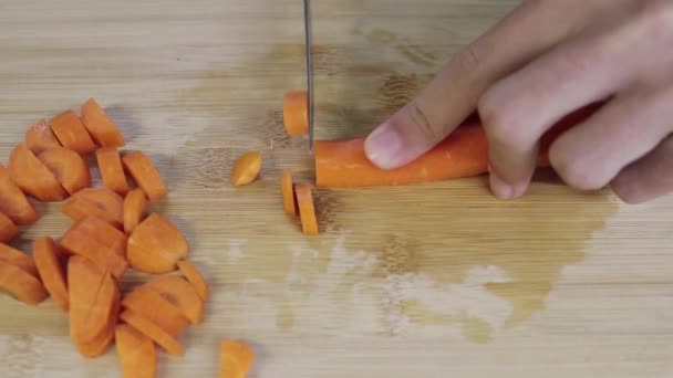 Ktoś Gotuje Kuchni Kroi Warzywo Marchewkę Nożem — Wideo stockowe