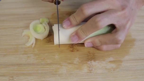 Někdo Vaří Kuchyňské Lince Seká Zeleninu Pórek Nožem — Stock video