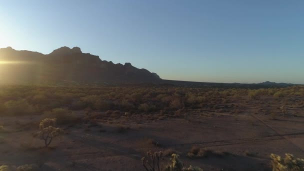 4K带迷信山脉的艾科尼克亚利桑那州索诺兰沙漠上空 — 图库视频影像