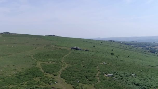 Brett Skott Antenn Hedlandskap Med Liten Stenig Outcrop Förgrunden Och — Stockvideo