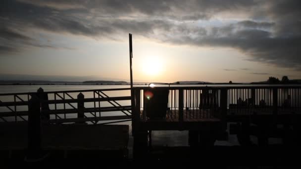 Ein Langsam Aufsteigender Schuss Eines Docks Bei Sonnenuntergang — Stockvideo