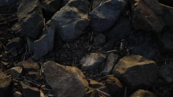 Långsam Panorering Overhead Skott Stenar Stranden Solnedgången — Stockvideo