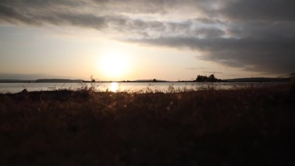 Langsamer Kranschuss Eines Goldenen Sonnenuntergangs Über Dem Wasser Mit Inseln — Stockvideo