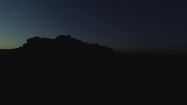 Silueta Las Montañas Superstición Del Desierto Durante Crepúsculo Pan — Vídeo de stock