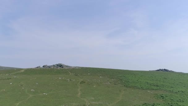 Weitwinkelaufnahme Zweier Tornados Der Ferne Auf Dartmoor England Sonnig Und — Stockvideo