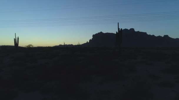 Silueta Montañas Superstición Del Desierto Durante Crepúsculo Líneas Eléctricas — Vídeos de Stock