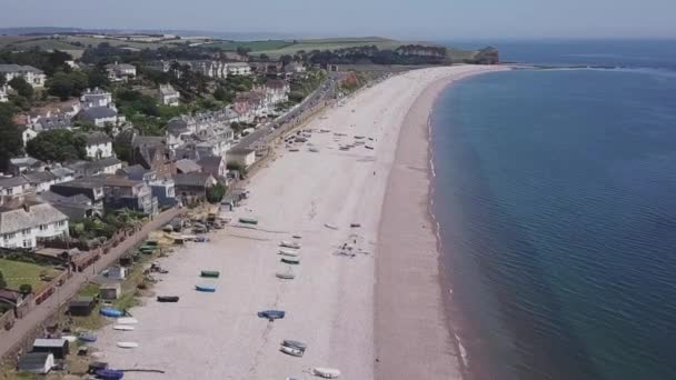 Aerial Static Crop Svettante Sulla Spiaggia Ghiaia Una Città Nel — Video Stock