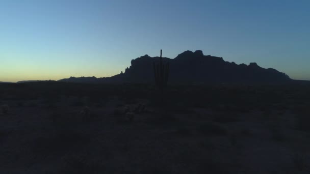 Silueta Cactus Montañas Superstición Del Desierto Durante Crepúsculo — Vídeo de stock