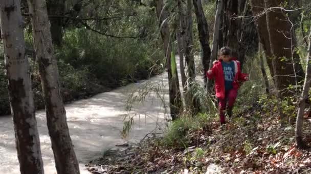 Gadis Kecil Memiliki Waktu Yang Sulit Berjalan Tepi Sungai Yang — Stok Video