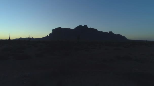 Silueta Montañas Superstición Durante Crepúsculo Suelo Del Desierto — Vídeo de stock