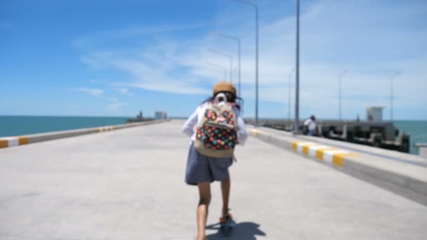 Verschwommener Hintergrund Asiatisches Mädchen Spielt Stunt Roller Hua Hin Pier — Stockvideo