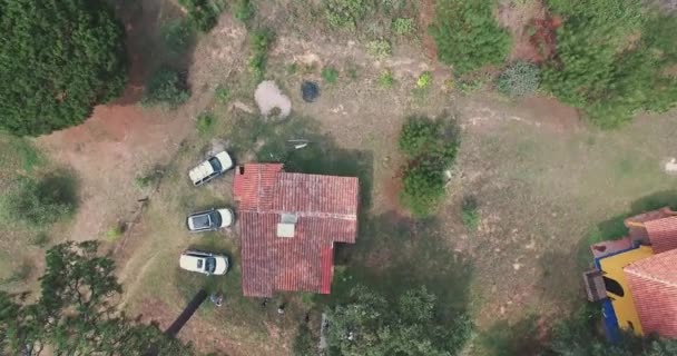 Drone Filmato Una Casa Campagna Tra Alberi Grande Campo Bellissimo — Video Stock