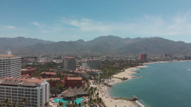 メキシコのハリスコにあるプエルト バジャルタ湾の前にホバリング中の空中クリップ — ストック動画