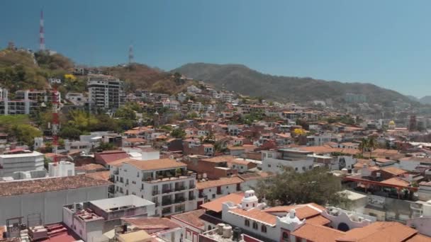 Aerial Κλιπ Που Φέρουν Πάνω Από Puerto Vallarta Παραθαλάσσιο Πεζόδρομο — Αρχείο Βίντεο