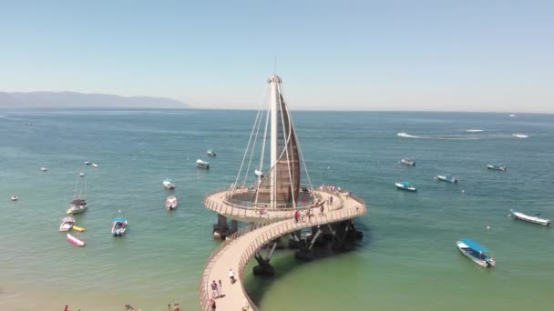 Svävar Framför Piren Vid Playa Los Muertos Puerto Vallarta Jalisco — Stockvideo