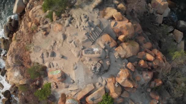 Clip Aéreo Sobrevolando Algunas Rocas Acapulco México — Vídeos de Stock