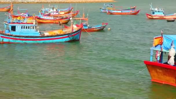 カラフルな釣り船高精細映像とベトナム ニャチャンに南シナ海を見渡せるベトナムの海岸線 — ストック動画
