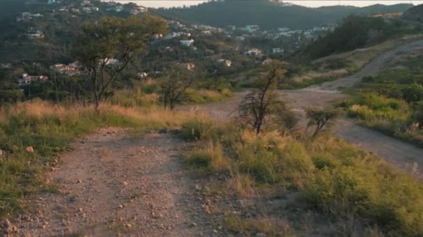 Vandring Ensam Ett Berg Solnedgången Landsbygden — Stockvideo