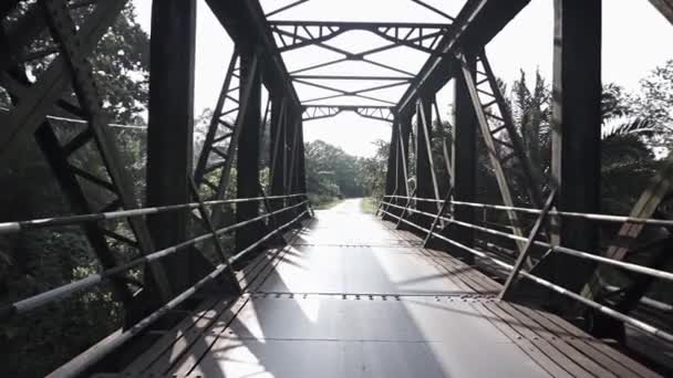 Медленное Движение Долли Кадре Старом Ржавом Мосту — стоковое видео