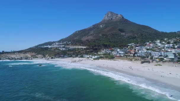 Sideways Drönare Skott Vågor Som Bryter Camp Bay Stranden Och — Stockvideo