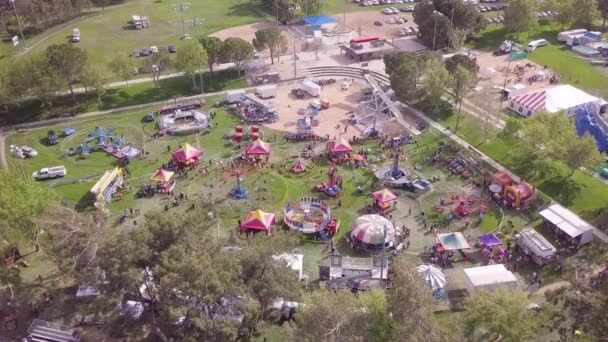 Passeios Divertidos Giram Parque Diversões Durante Uma Feira Verão Califórnia — Vídeo de Stock