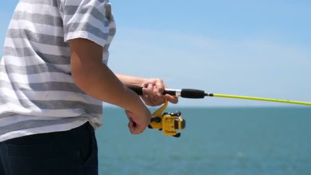 屋外の釣り竿を回転少年の手 — ストック動画