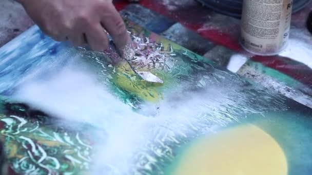 Artista Callejero Pintando Hermoso Cuadro Con Sus Manos — Vídeos de Stock