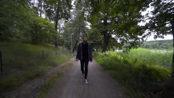 Macho Barbudo Caminando Por Naturaleza Suave Deslizamiento Cam Metraje Siguiendo — Vídeos de Stock