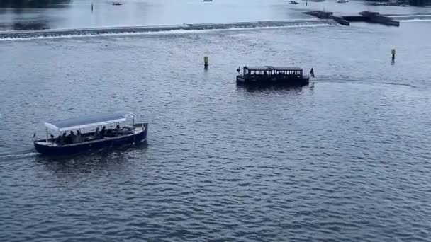 Perahu Berenang Bersebelahan Vltava Praha Ceko — Stok Video