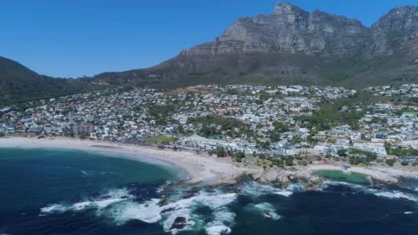 Drone Vliegen Achteruit Onthullen Populaire Camp Bay Strand Tafelberg Achtergrond — Stockvideo