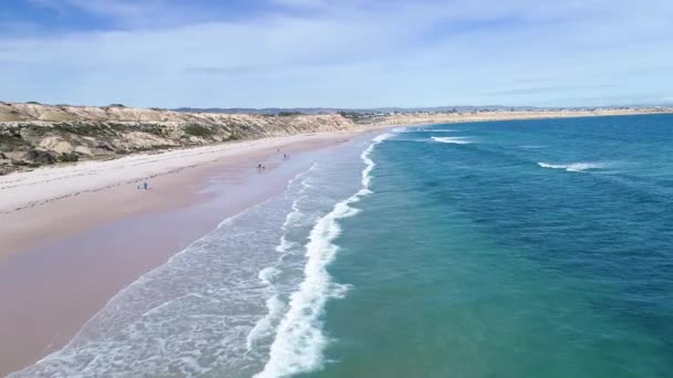 在南澳大利亚阿德莱德 当人们在沙滩上漫步时 海浪在威伦加港海滩滚滚而过 — 图库视频影像