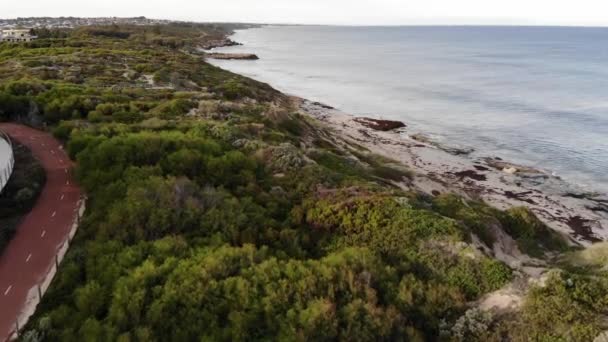 Flygigt Kustlandskap Mot Havet — Stockvideo