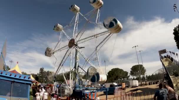 加利福尼亚州兰开斯特市的安泰洛普山谷博览会上 人们乘坐摩天轮旋转木马 — 图库视频影像