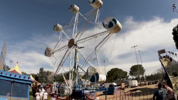 ポッドは カリフォルニア州ランカスターのアンテロープ バレー フェアで観覧車に乗ってスピンします — ストック動画