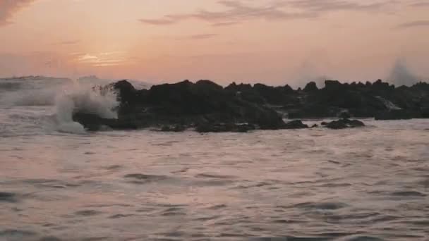 Ondas Batendo Sobre Costa Pôr Sol Havaí — Vídeo de Stock