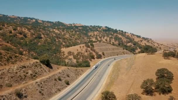 Aerial Pull Back Shot Semitruck Cars Driving Desert Highway California — Vídeo de stock