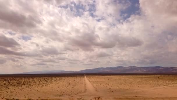 Conduire Travers Désert Comme Épais Nuages Roses Dérivent Sur Vaste — Video