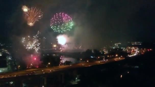 Drohnenblick Auf Feuerwerk Über Der Autobahn — Stockvideo